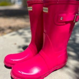 Hott pink hunter boots size 9 worn but great condition. Worn for 3 AK vacations